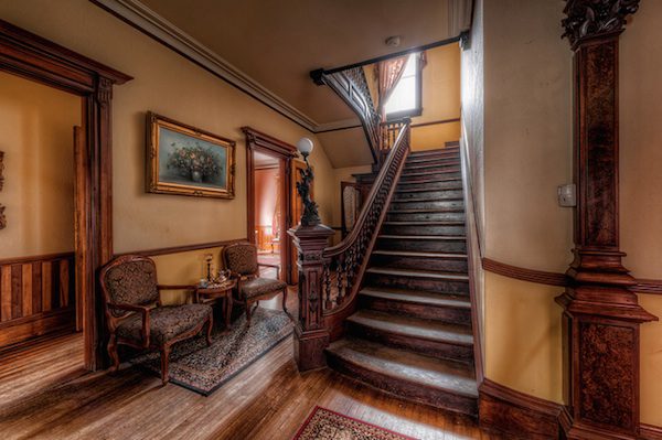 A Victorian Mansion Up For Sale Is Considered One Of Americas Most Haunted Houses 0136