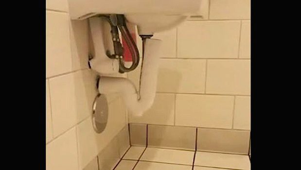 Спрятанная камера за унитазом в туалете