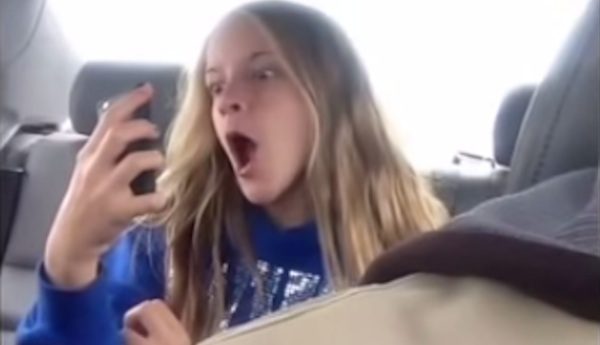 Dad Hilariously Busts His Daughter Taking Selfies 3807