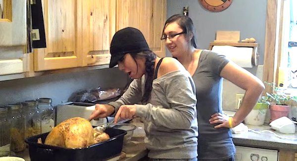 Daughter Has Hilarious Reaction When She Removes Turkey Stuffing And Finds Mom S Surprise