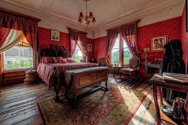 victorian-haunted-house-17