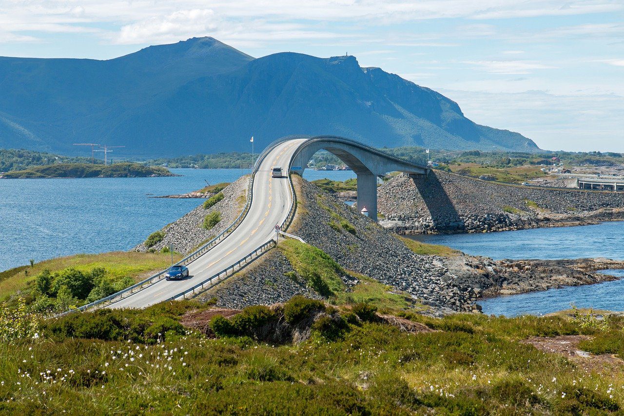 this-road-in-norway-is-called-one-of-the-most-dangerous-roadways-in-the