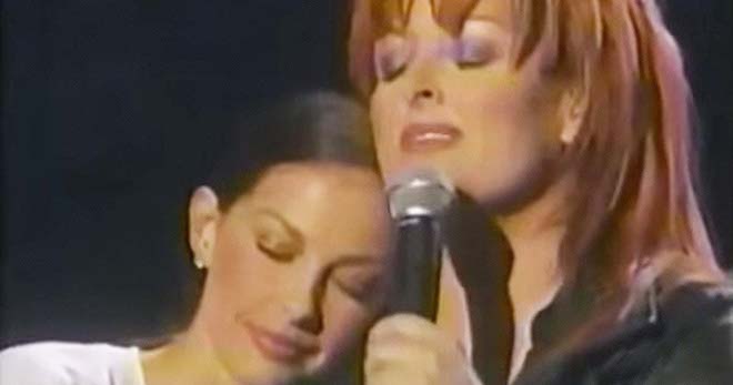 Country Star Wynonna Judd Sings To Her Sister Ashley On Stage In Moving Performance 